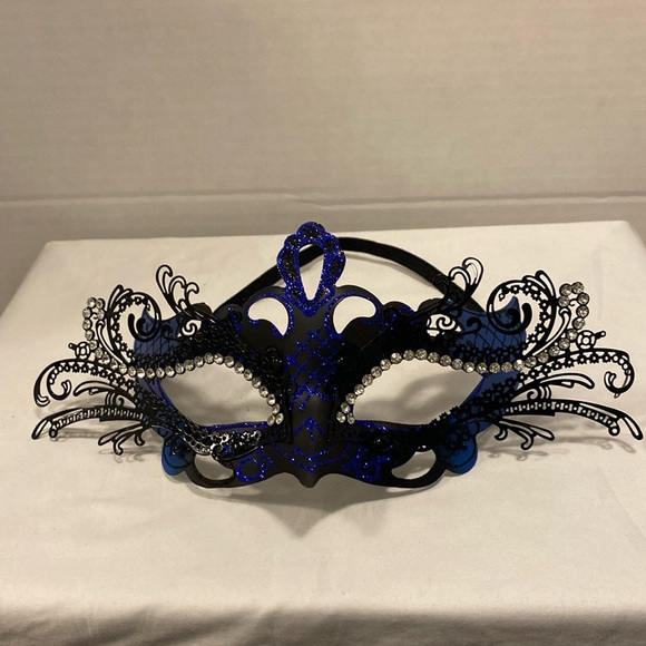 Never Worn Masquerade Mask - Picture 1 of 3